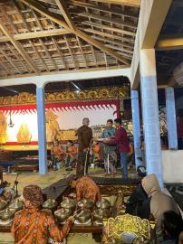 Sebelum Pentas Wayang Kulit, Pak Lurah Adakan Tradisi Bedah Kupat Luar